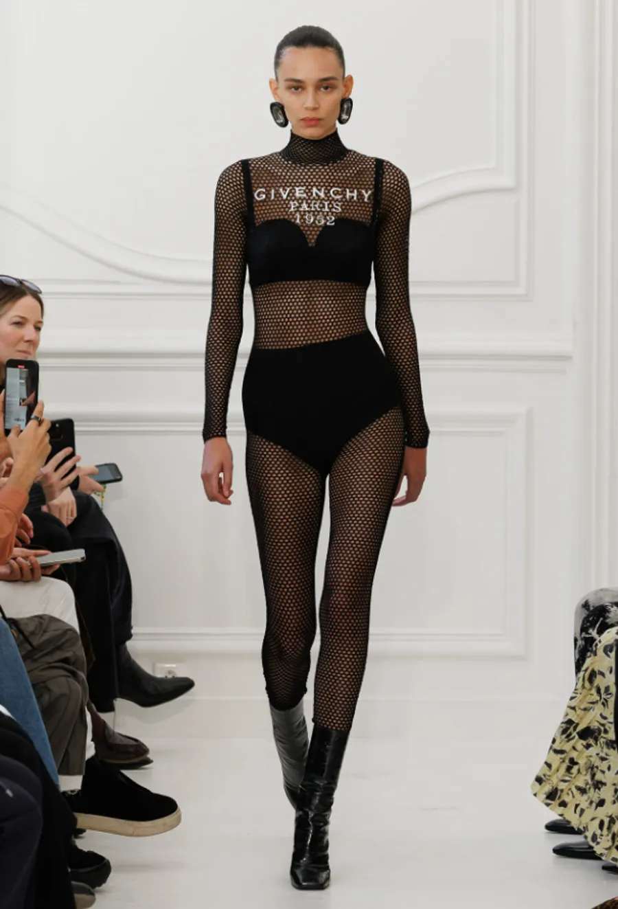 BST Givenchy Thu Đông 2025: Khởi đầu mới dưới bàn tay Sarah Burton - 1