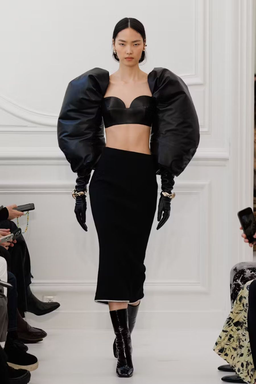 BST Givenchy Thu Đông 2025: Khởi đầu mới dưới bàn tay Sarah Burton - 10