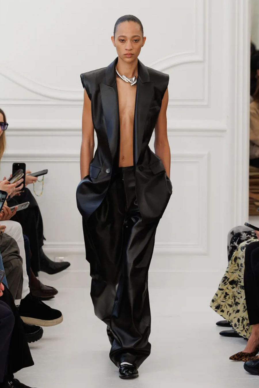 BST Givenchy Thu Đông 2025: Khởi đầu mới dưới bàn tay Sarah Burton - 11