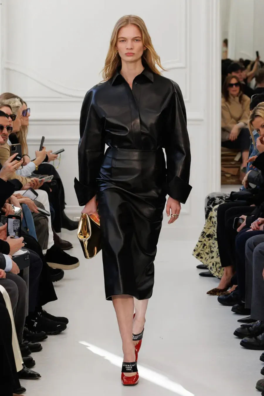 BST Givenchy Thu Đông 2025: Khởi đầu mới dưới bàn tay Sarah Burton - 12