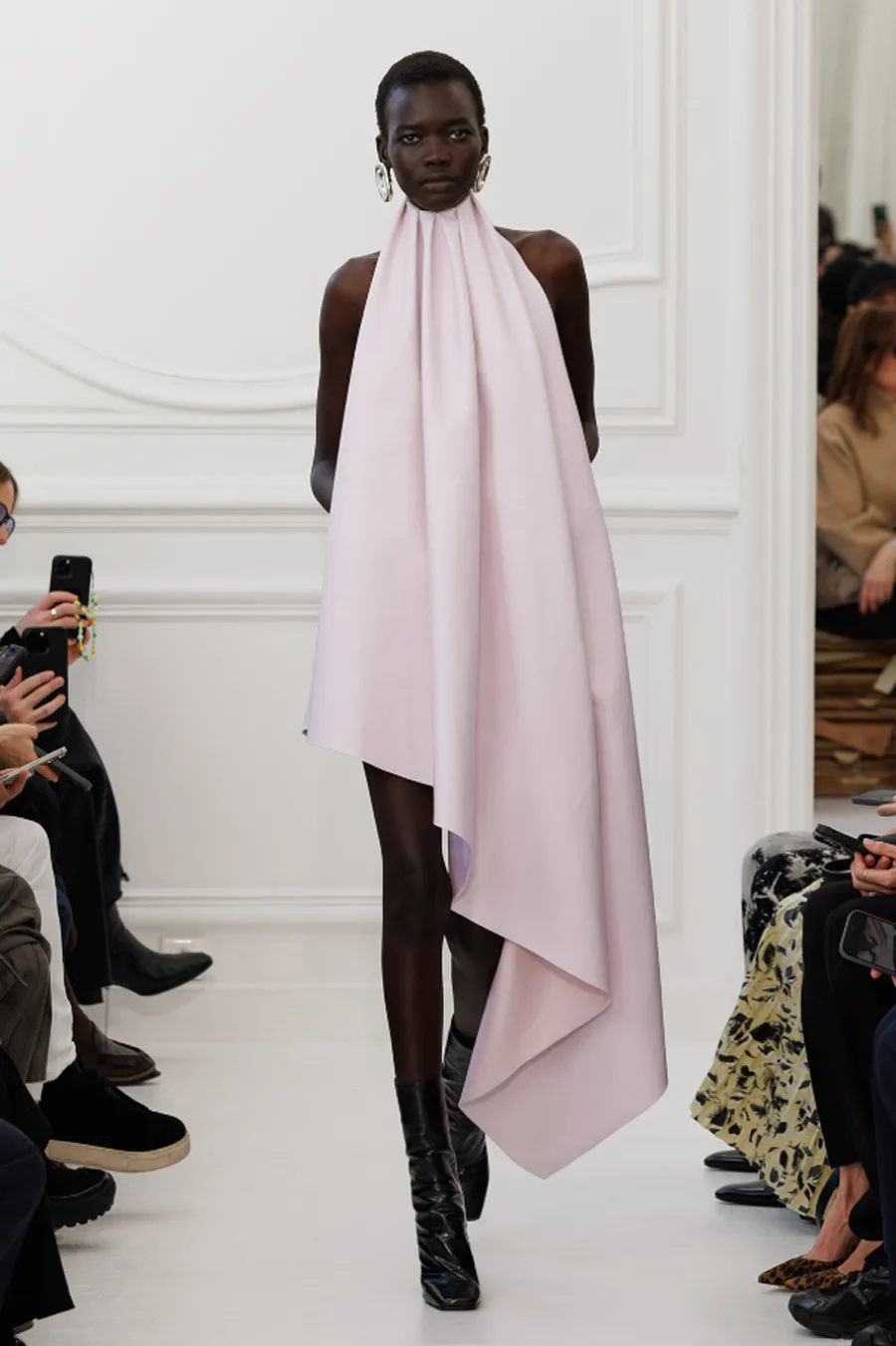 BST Givenchy Thu Đông 2025: Khởi đầu mới dưới bàn tay Sarah Burton - 16