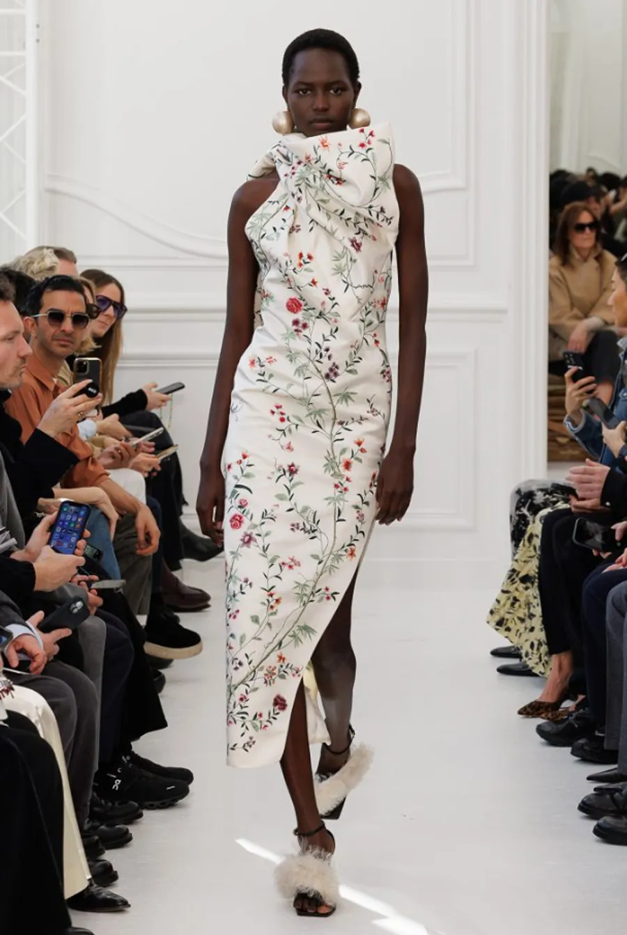 BST Givenchy Thu Đông 2025: Khởi đầu mới dưới bàn tay Sarah Burton - 17