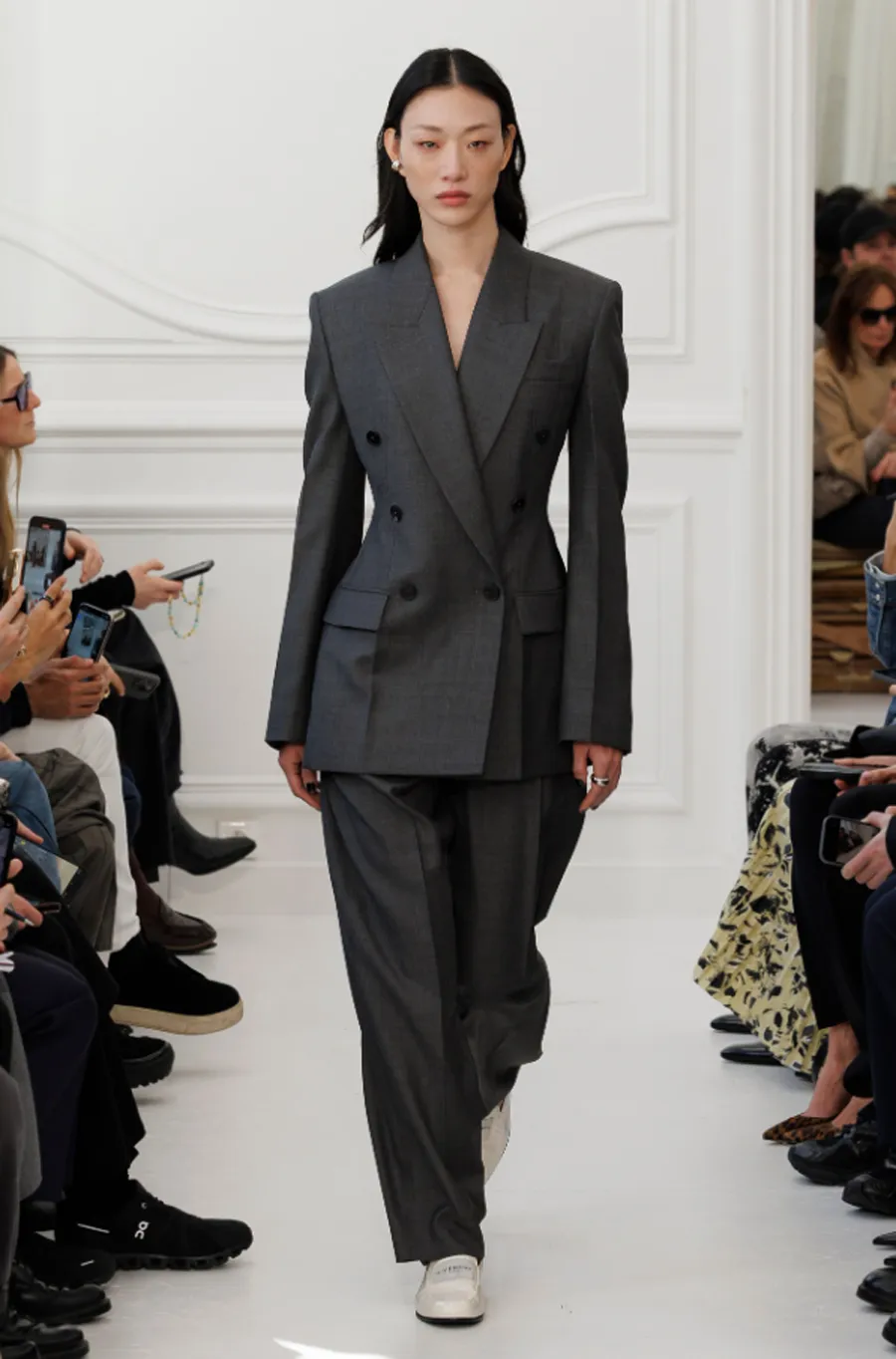 BST Givenchy Thu Đông 2025: Khởi đầu mới dưới bàn tay Sarah Burton - 19