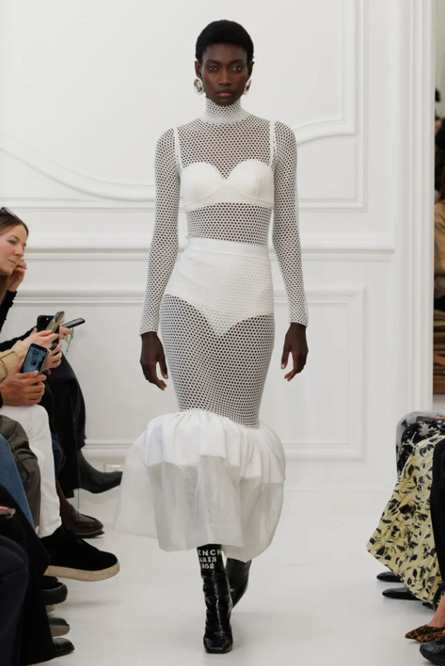 BST Givenchy Thu Đông 2025: Khởi đầu mới dưới bàn tay Sarah Burton - 2