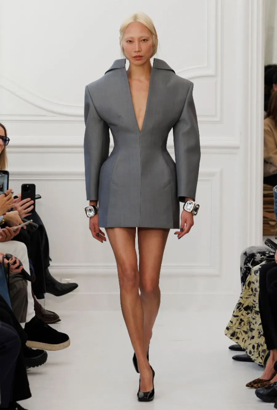 BST Givenchy Thu Đông 2025: Khởi đầu mới dưới bàn tay Sarah Burton - 20