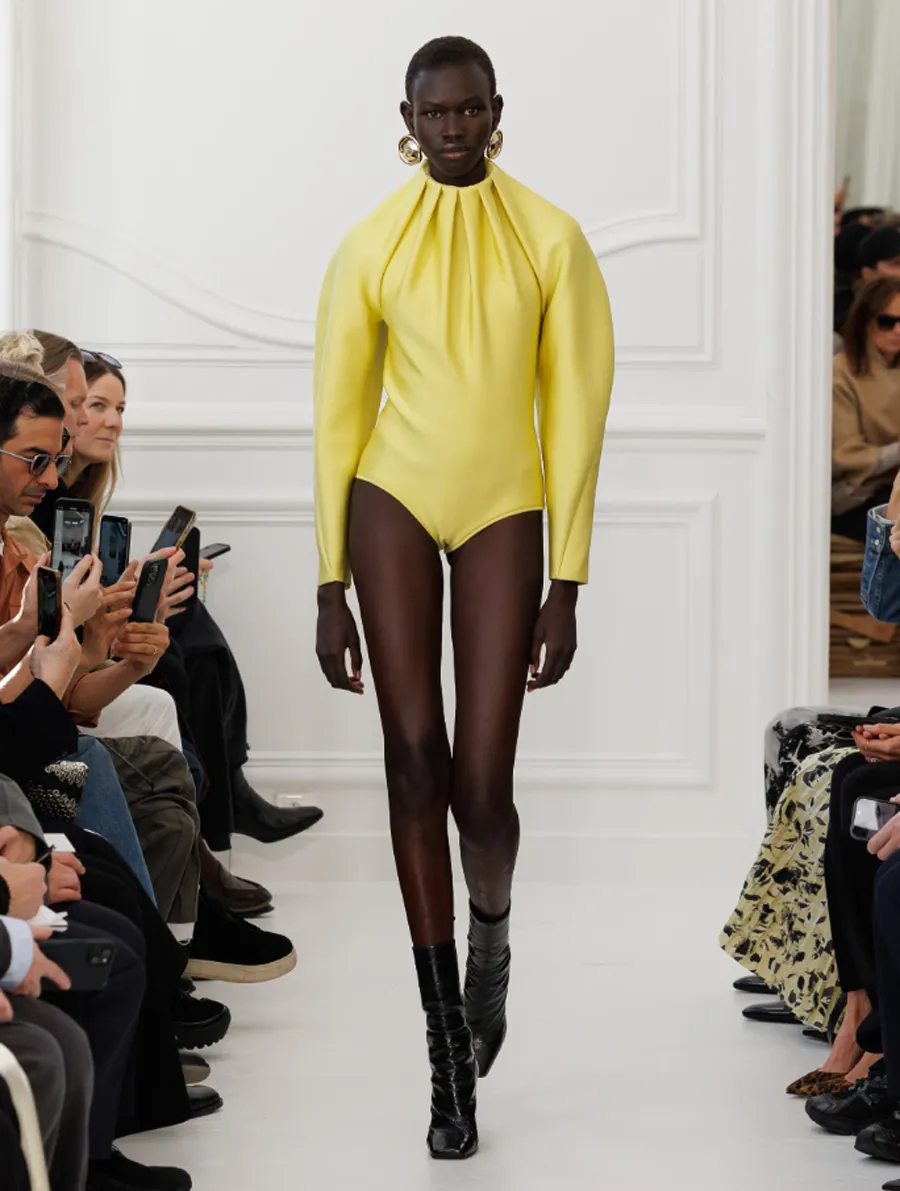 BST Givenchy Thu Đông 2025: Khởi đầu mới dưới bàn tay Sarah Burton - 21