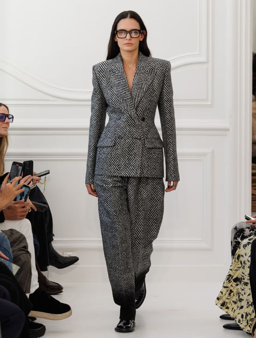 BST Givenchy Thu Đông 2025: Khởi đầu mới dưới bàn tay Sarah Burton - 23