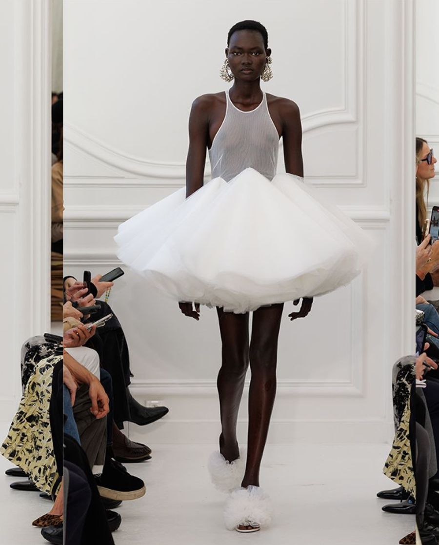 BST Givenchy Thu Đông 2025: Khởi đầu mới dưới bàn tay Sarah Burton - 24