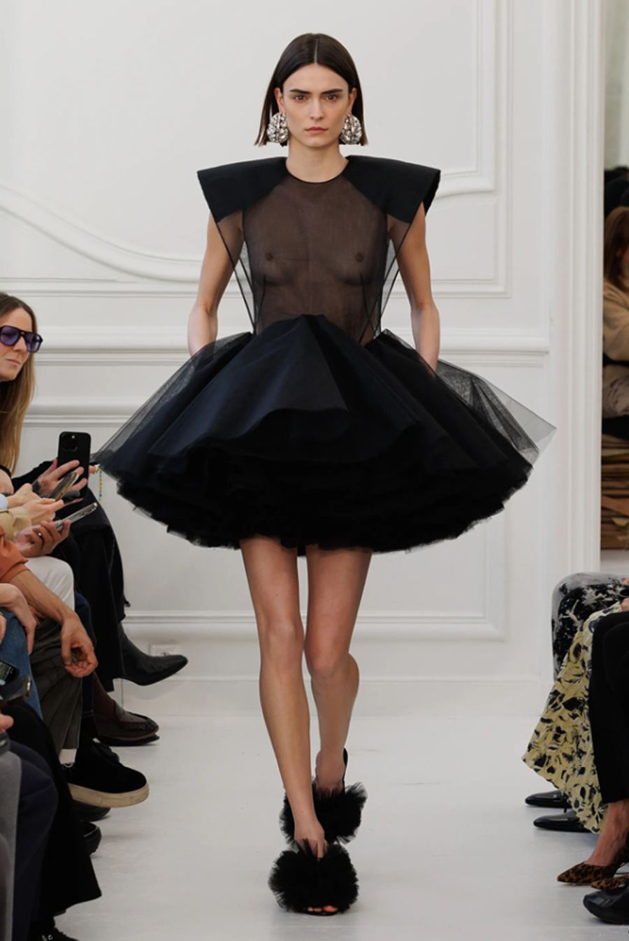 BST Givenchy Thu Đông 2025: Khởi đầu mới dưới bàn tay Sarah Burton - 27