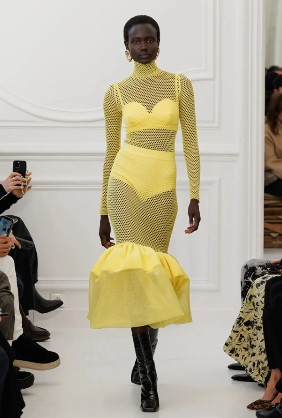 BST Givenchy Thu Đông 2025: Khởi đầu mới dưới bàn tay Sarah Burton - 3