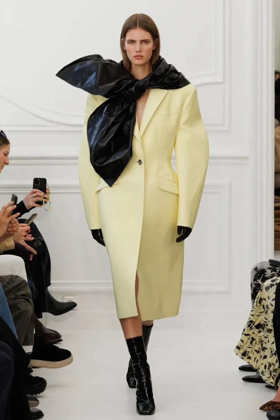 BST Givenchy Thu Đông 2025: Khởi đầu mới dưới bàn tay Sarah Burton - 4