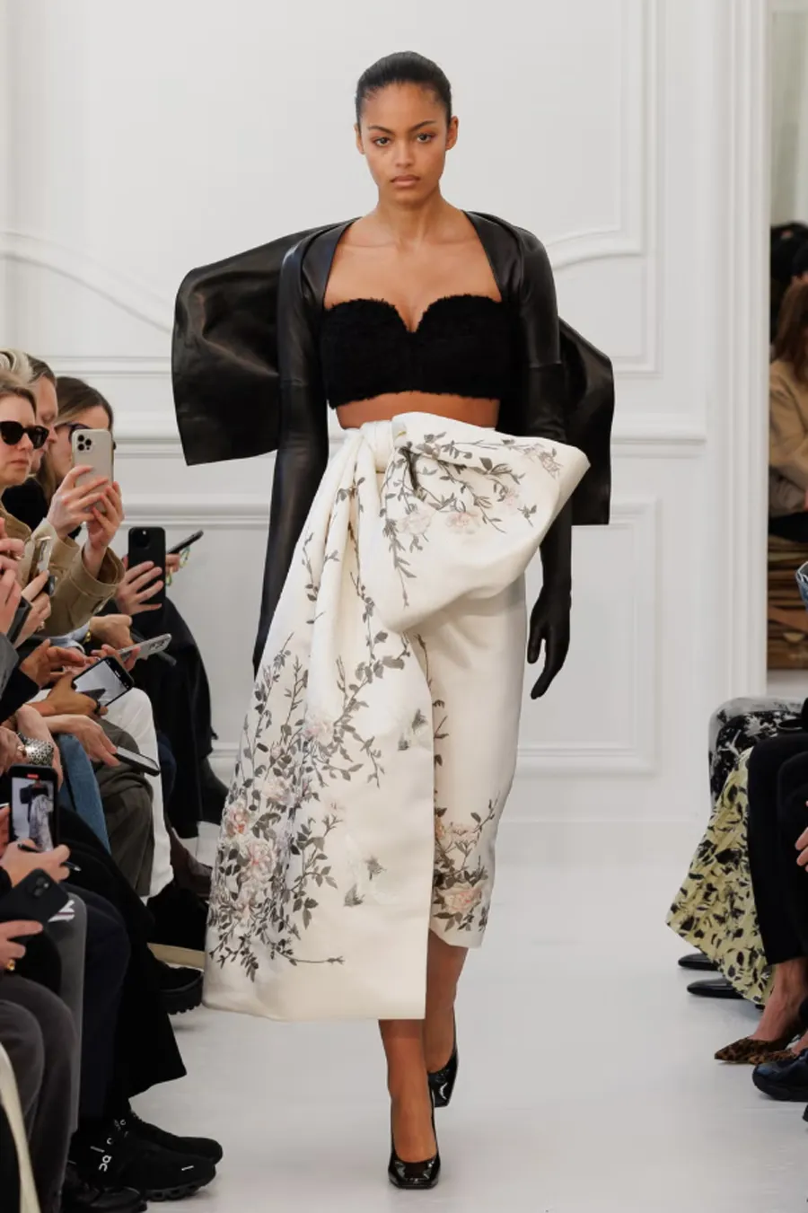 BST Givenchy Thu Đông 2025: Khởi đầu mới dưới bàn tay Sarah Burton - 7