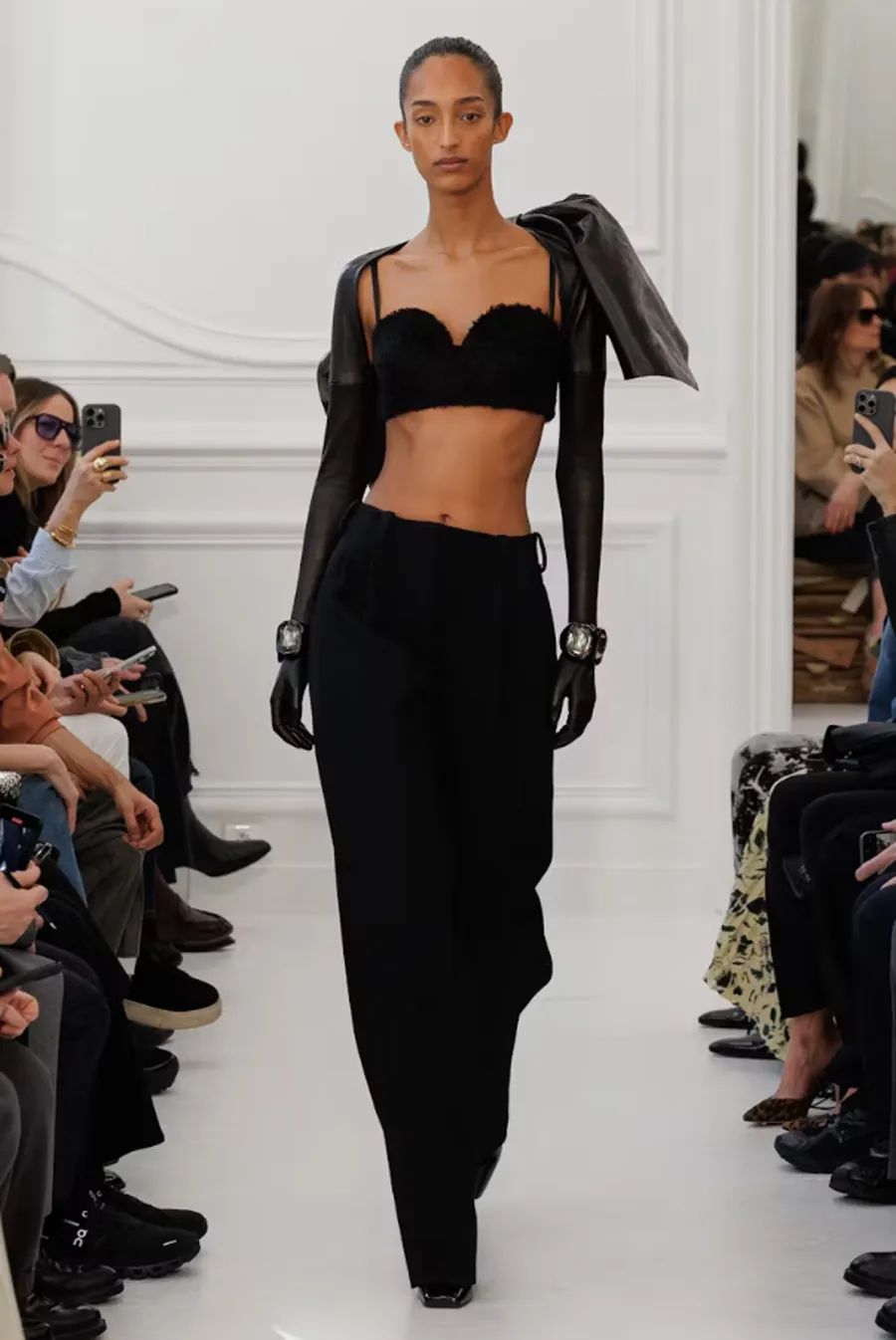 BST Givenchy Thu Đông 2025: Khởi đầu mới dưới bàn tay Sarah Burton - 9