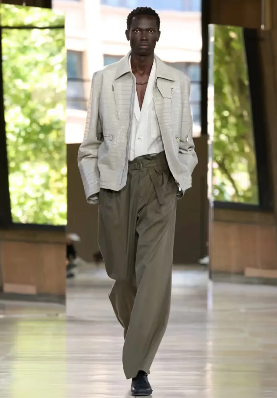 Hermès Menswear Xuân/Hè 2026: Khi sự lặng thầm lên tiếng giữa kinh đô thời trang