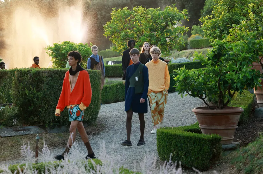 Issey Miyake Xuân Hè 2026: Dải Hoàng Hôn Gấp Nếp Tại Florence