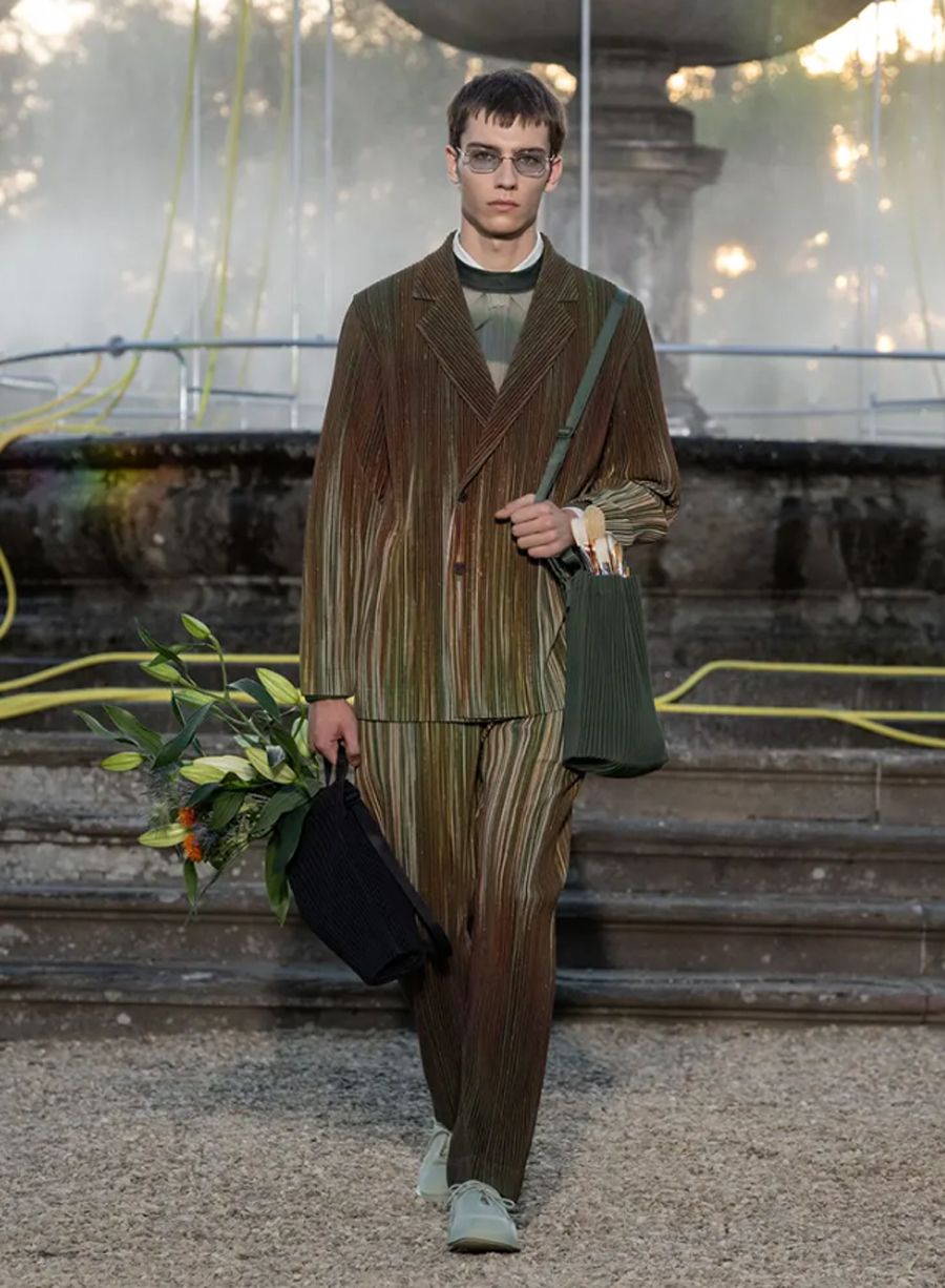 Issey Miyake Xuân Hè 2026: Dải Hoàng Hôn Gấp Nếp Tại Florence