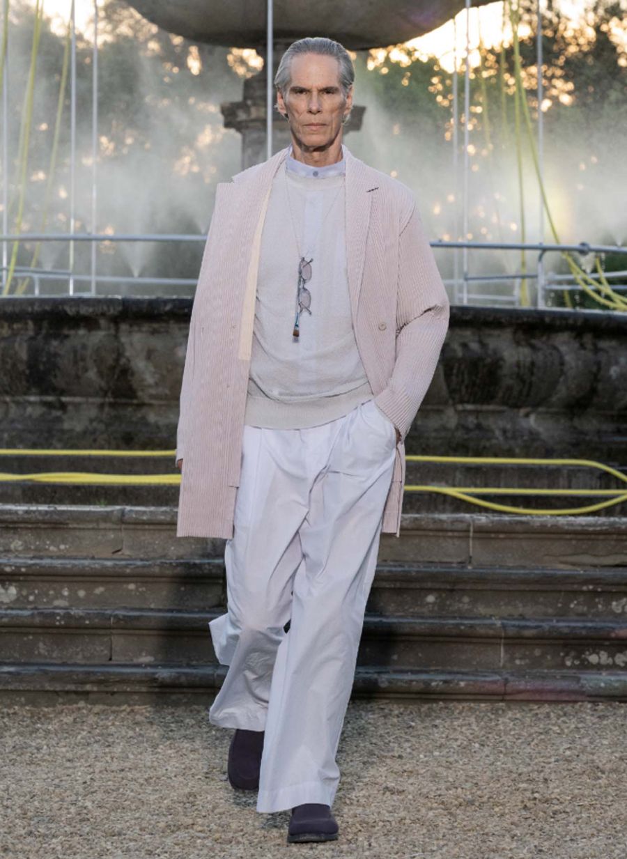 Issey Miyake Xuân Hè 2026: Dải Hoàng Hôn Gấp Nếp Tại Florence