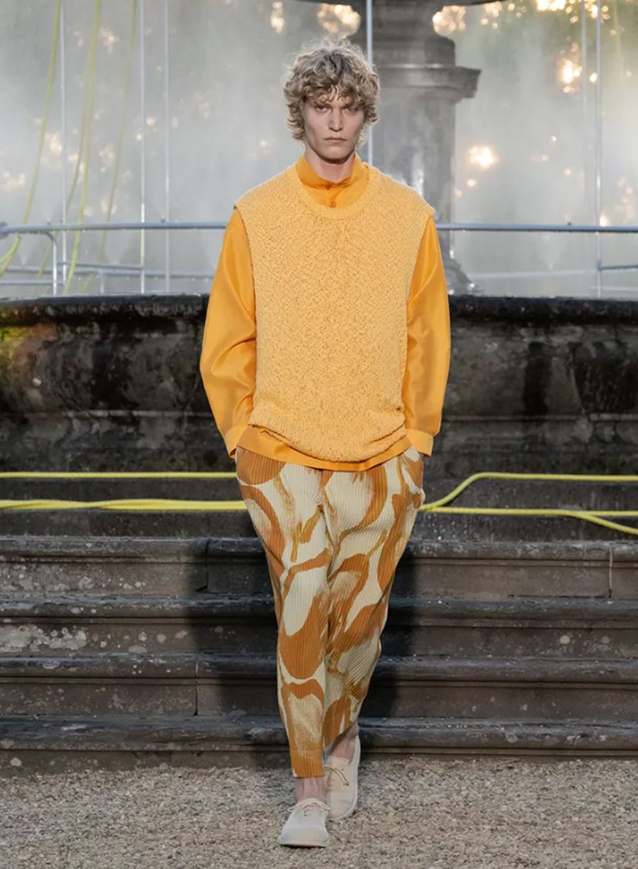 Issey Miyake Xuân Hè 2026: Dải Hoàng Hôn Gấp Nếp Tại Florence