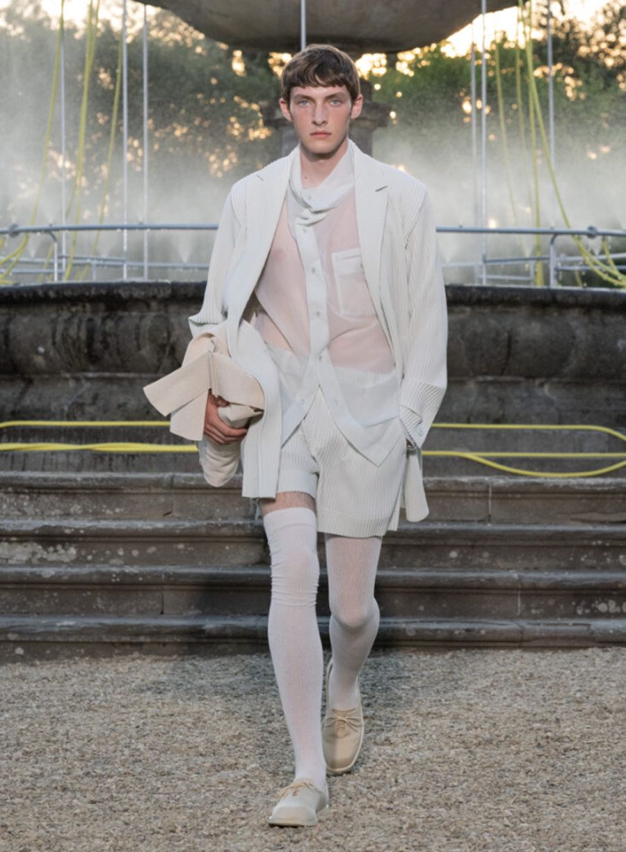 Issey Miyake Xuân Hè 2026: Dải Hoàng Hôn Gấp Nếp Tại Florence
