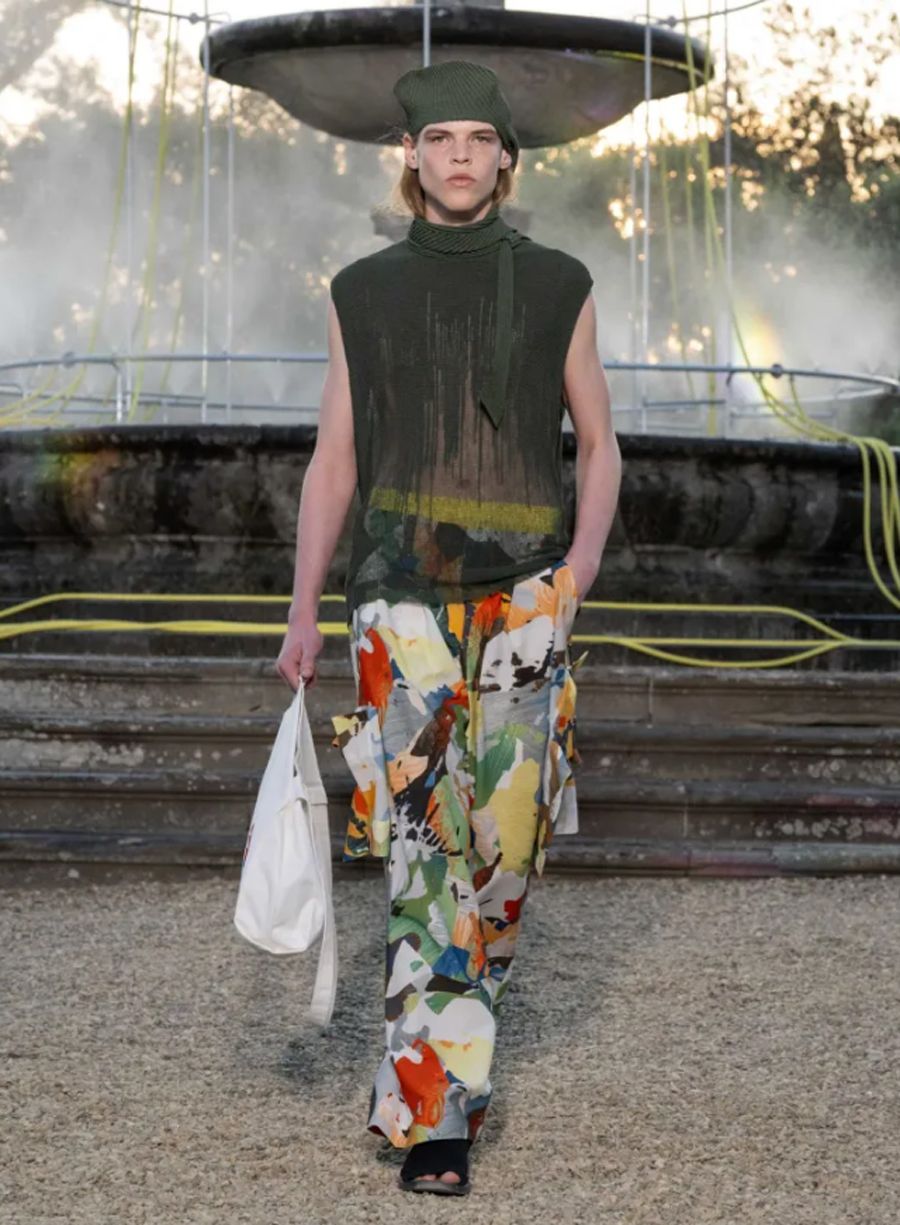 Issey Miyake Xuân Hè 2026: Dải Hoàng Hôn Gấp Nếp Tại Florence