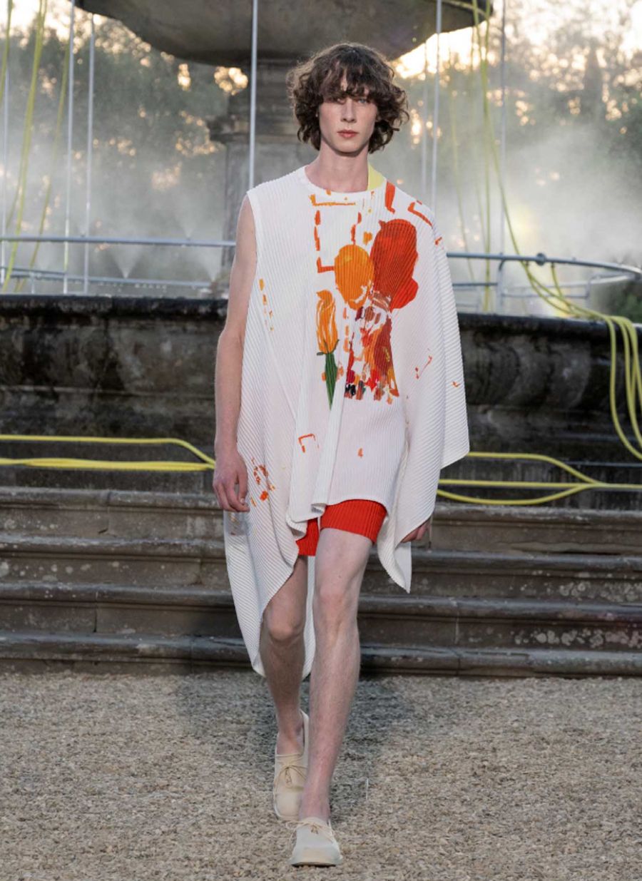 Issey Miyake Xuân Hè 2026: Dải Hoàng Hôn Gấp Nếp Tại Florence