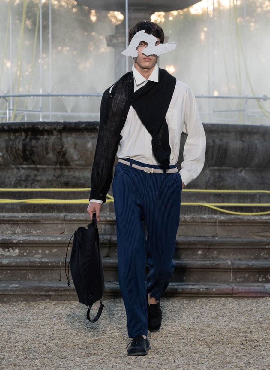 Issey Miyake Xuân Hè 2026: Dải Hoàng Hôn Gấp Nếp Tại Florence
