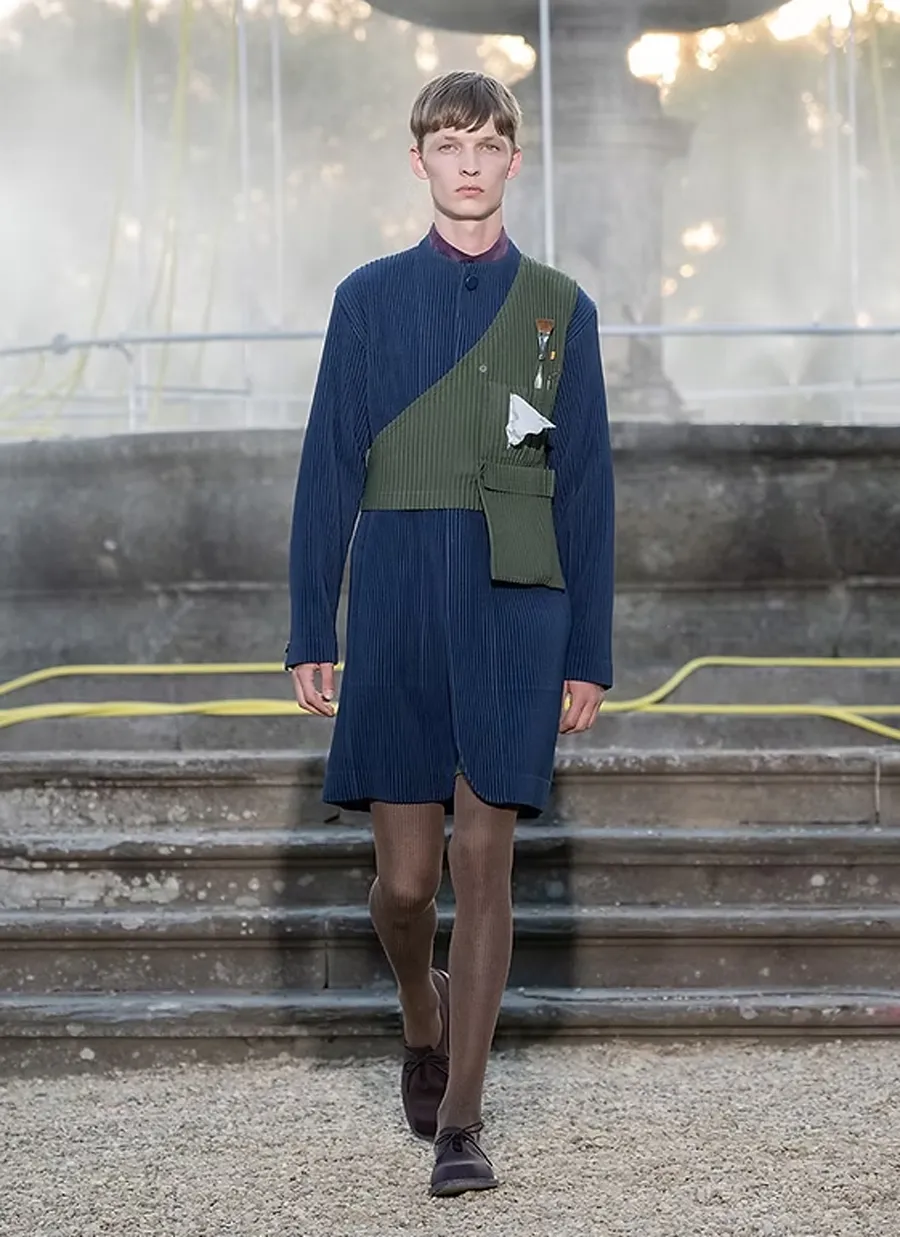 Issey Miyake Xuân Hè 2026: Dải Hoàng Hôn Gấp Nếp Tại Florence