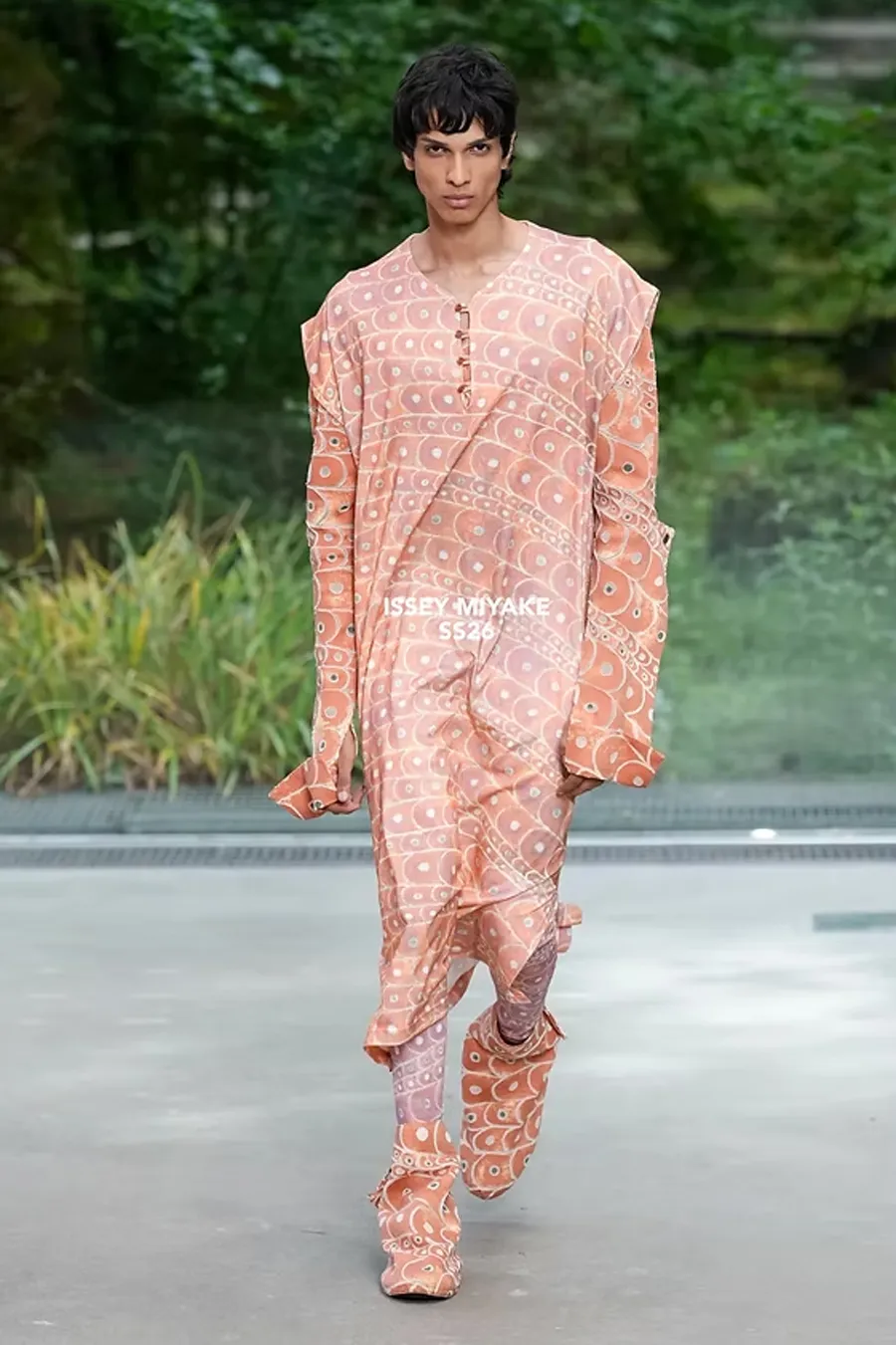 Issey Miyake Xuân Hè 2026: Dải Hoàng Hôn Gấp Nếp Tại Florence