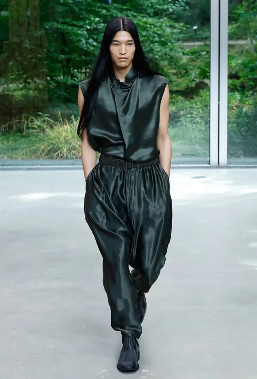 Issey Miyake Xuân Hè 2026: Dải Hoàng Hôn Gấp Nếp Tại Florence