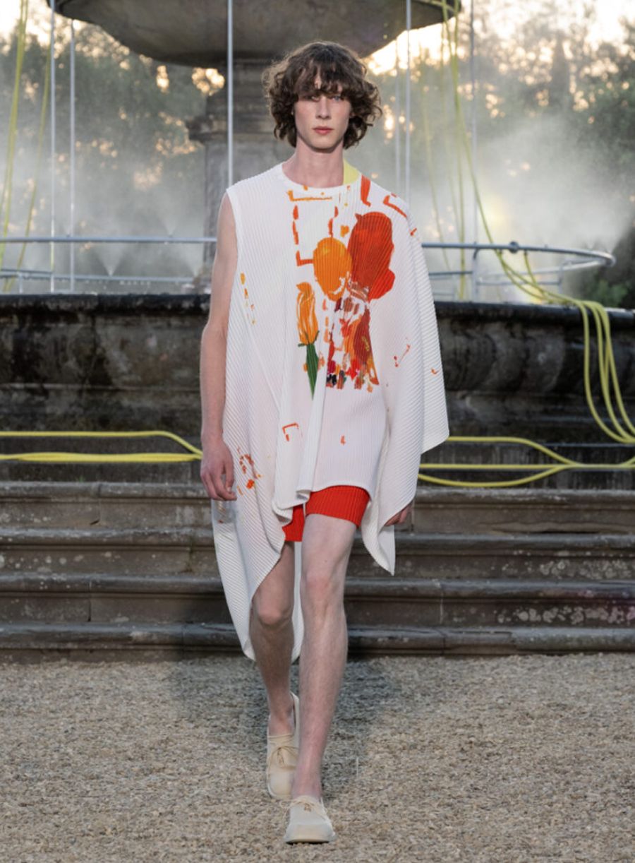 Issey Miyake Xuân Hè 2026: Dải Hoàng Hôn Gấp Nếp Tại Florence