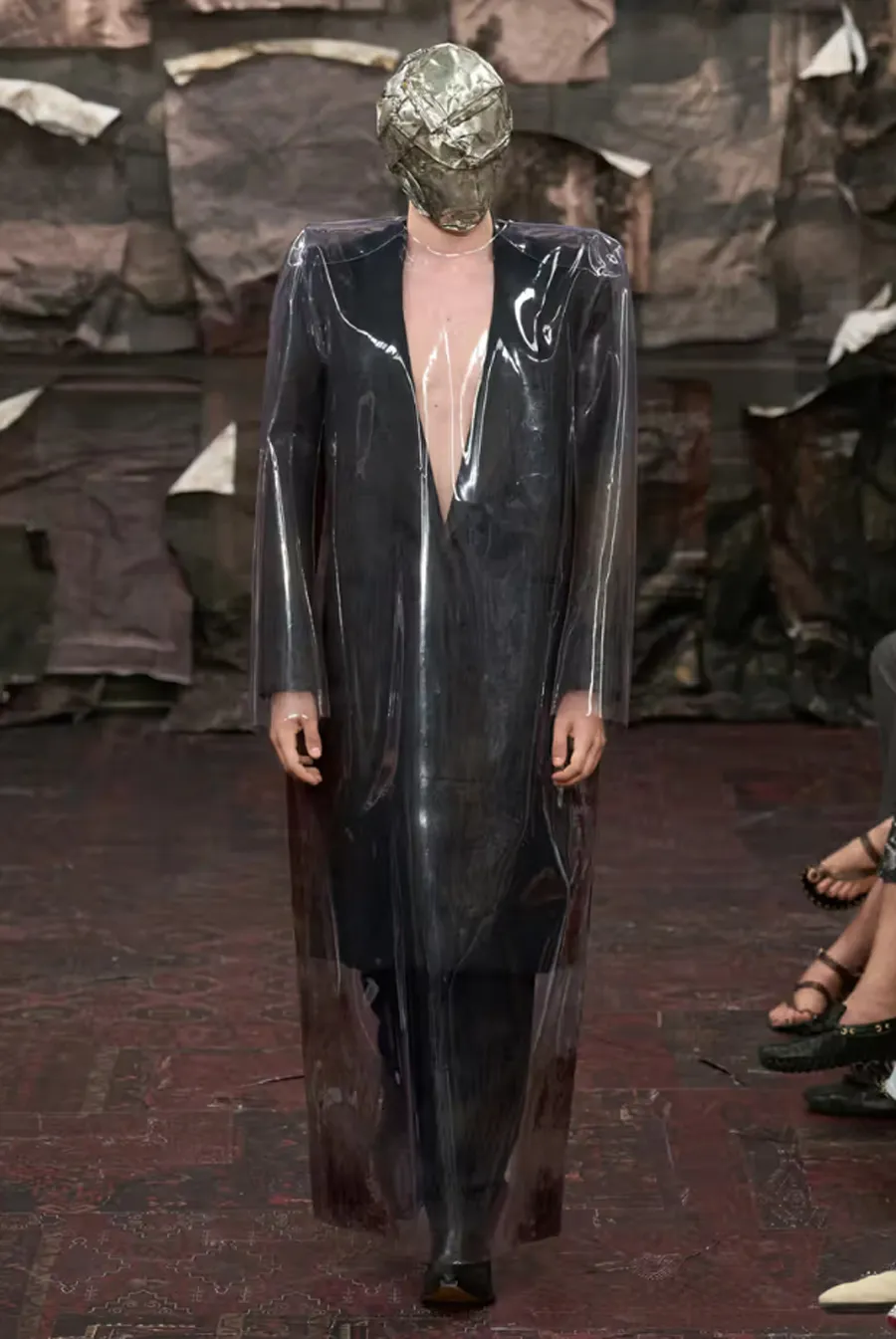 Maison Margiela Artisanal FW25: Glenn Martens và sự hồi sinh của tâm hồn Gothic