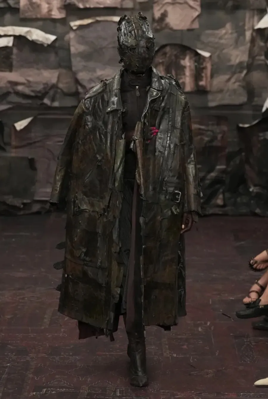 Maison Margiela Artisanal FW25: Glenn Martens và sự hồi sinh của tâm hồn Gothic