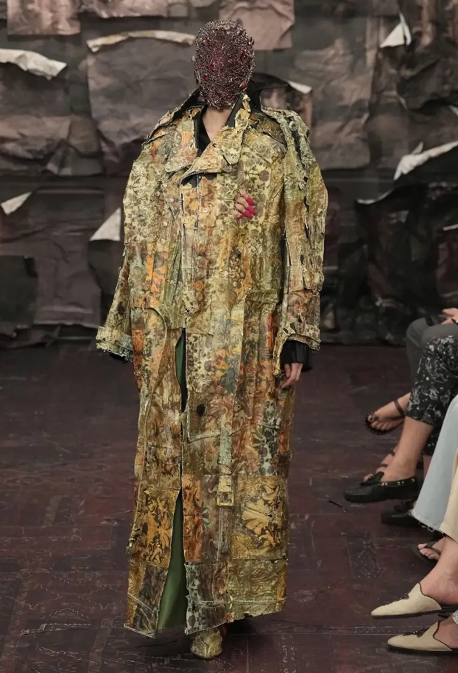 Maison Margiela Artisanal FW25: Glenn Martens và sự hồi sinh của tâm hồn Gothic