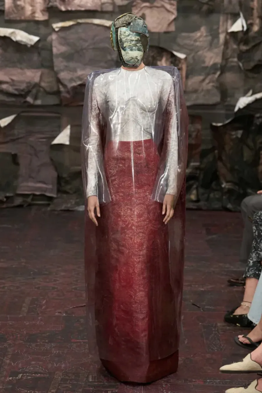Maison Margiela Artisanal FW25: Glenn Martens và sự hồi sinh của tâm hồn Gothic