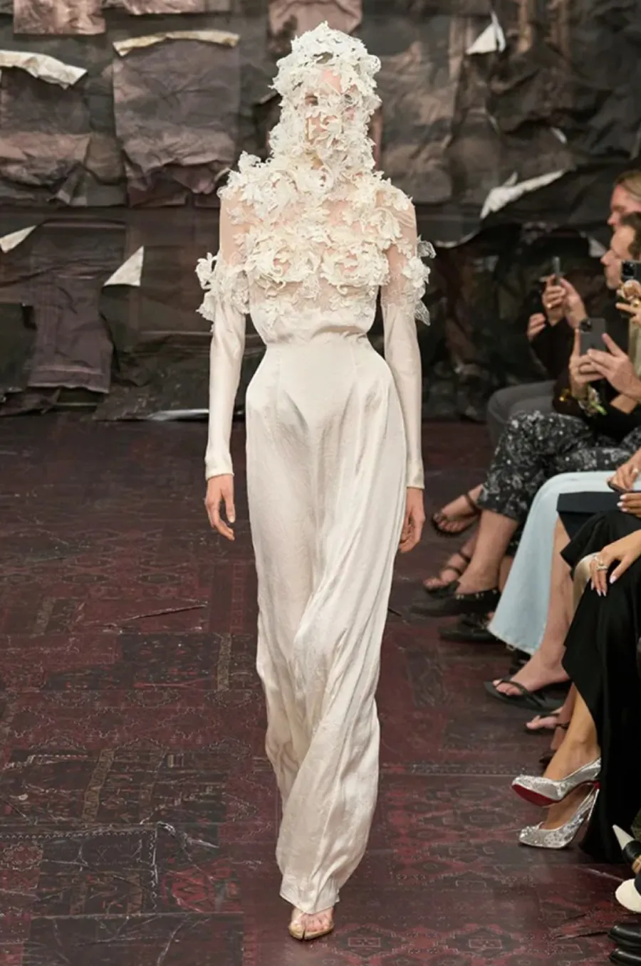 Maison Margiela Artisanal FW25: Glenn Martens và sự hồi sinh của tâm hồn Gothic