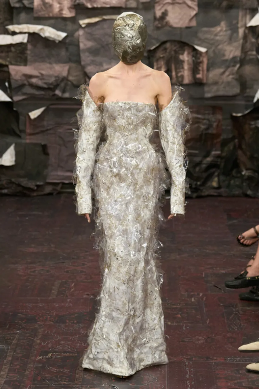 Maison Margiela Artisanal FW25: Glenn Martens và sự hồi sinh của tâm hồn Gothic