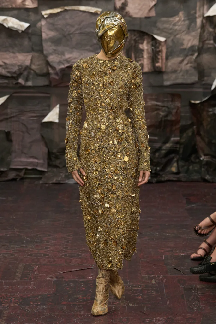Maison Margiela Artisanal FW25: Glenn Martens và sự hồi sinh của tâm hồn Gothic