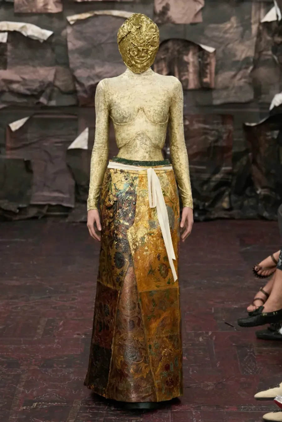 Maison Margiela Artisanal FW25: Glenn Martens và sự hồi sinh của tâm hồn Gothic