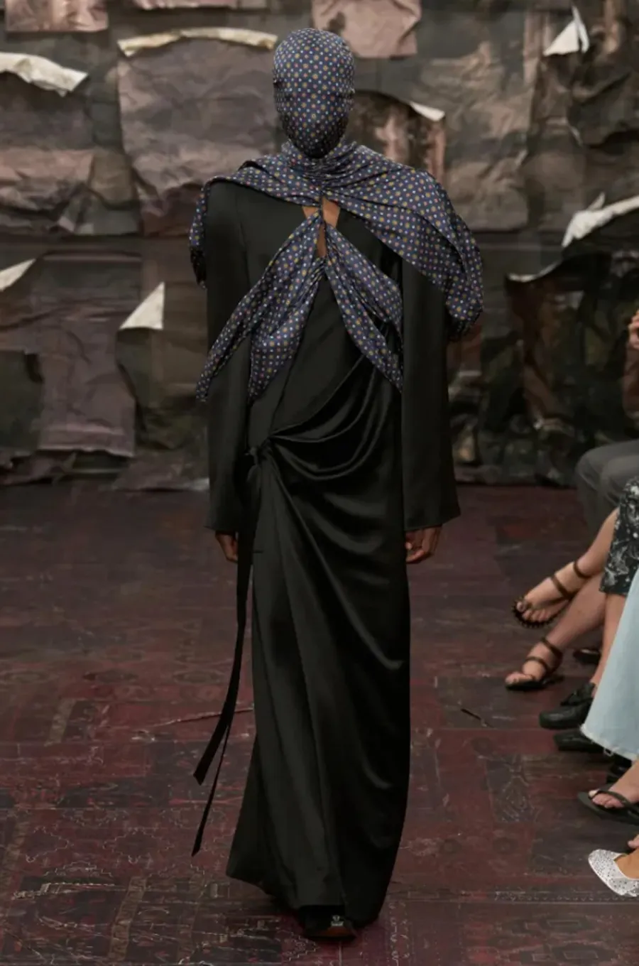 Maison Margiela Artisanal FW25: Glenn Martens và sự hồi sinh của tâm hồn Gothic