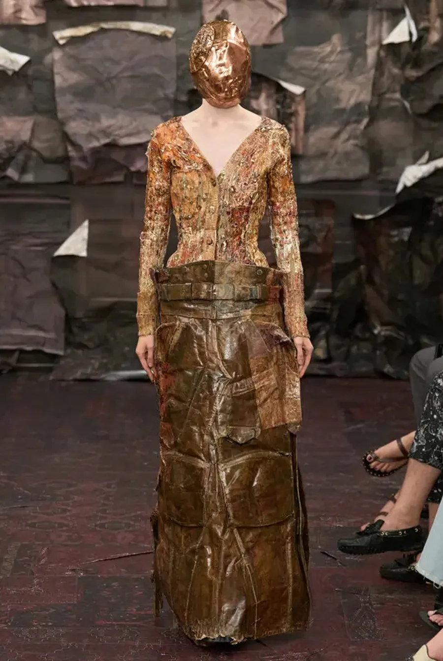 Maison Margiela Artisanal FW25: Glenn Martens và sự hồi sinh của tâm hồn Gothic