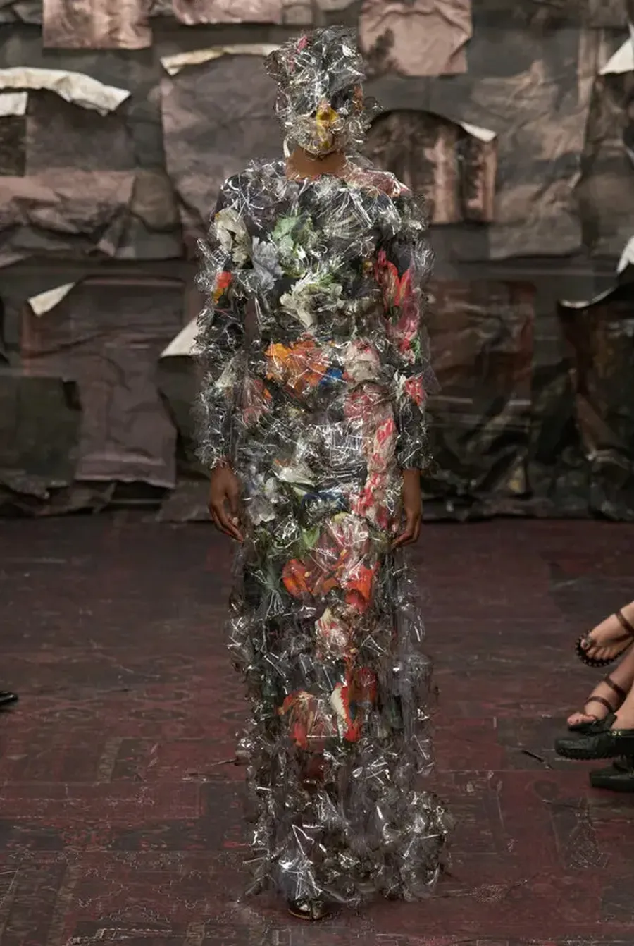 Maison Margiela Artisanal FW25: Glenn Martens và sự hồi sinh của tâm hồn Gothic