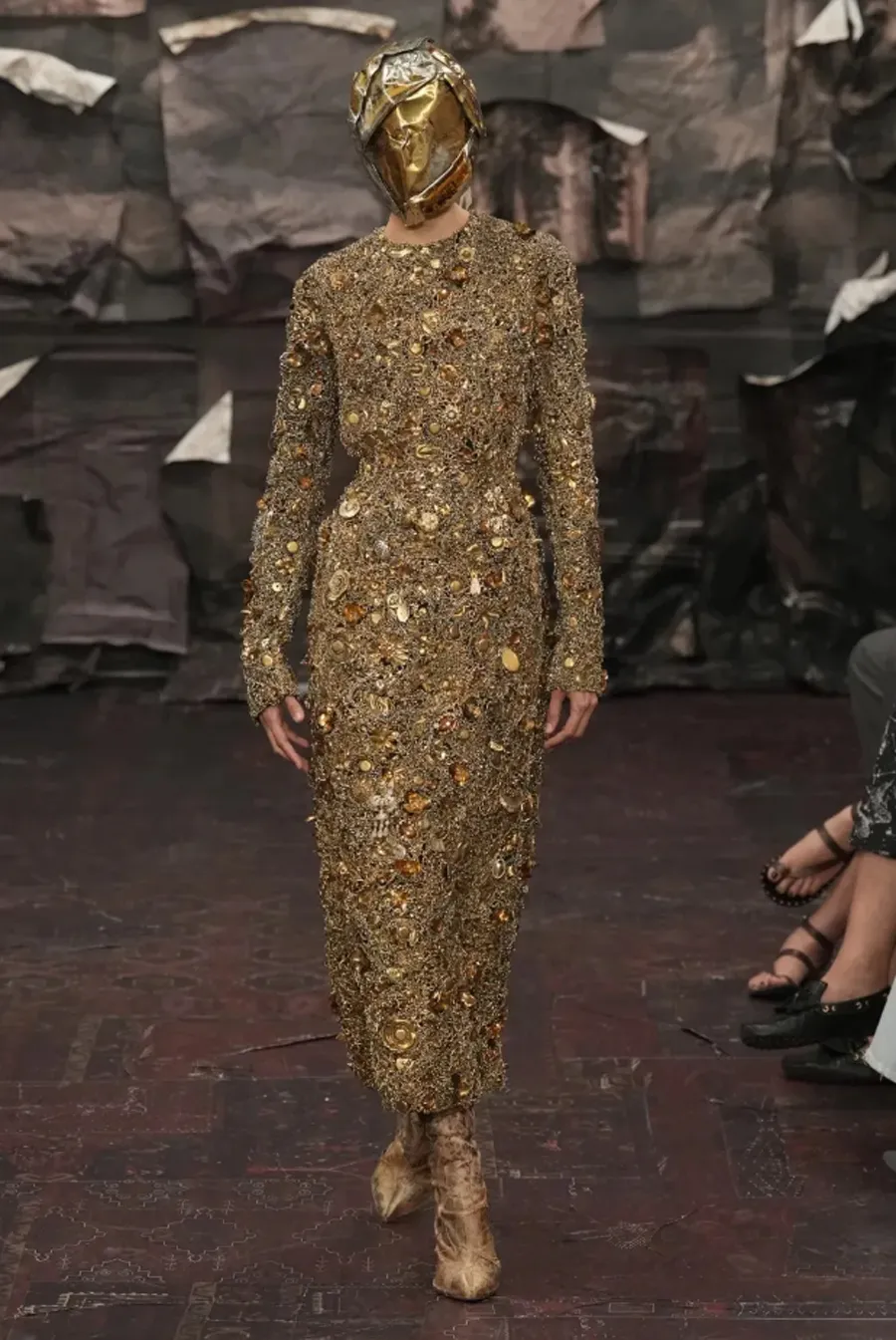 Maison Margiela Artisanal FW25: Glenn Martens và sự hồi sinh của tâm hồn Gothic