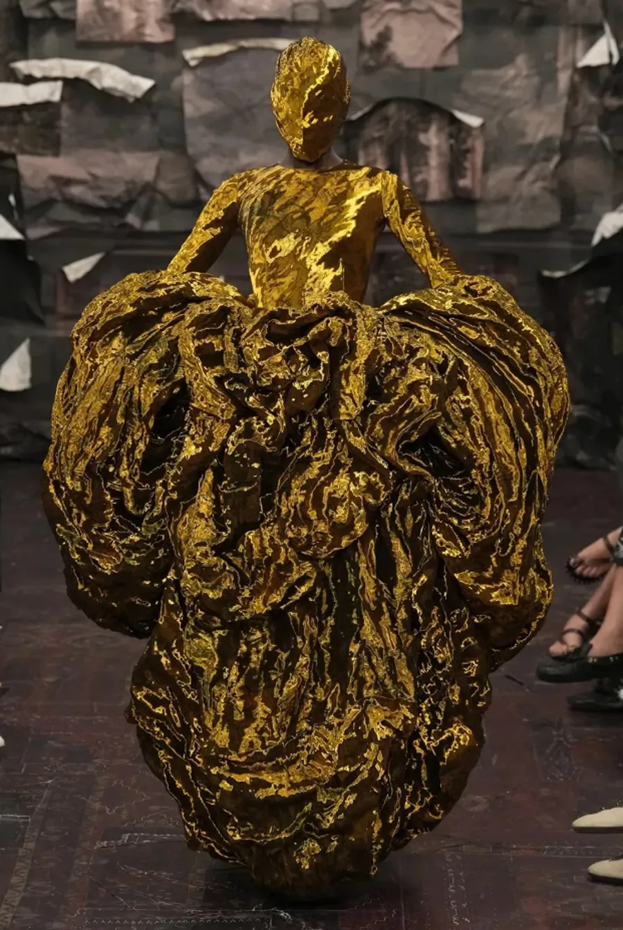 Maison Margiela Artisanal FW25: Glenn Martens và sự hồi sinh của tâm hồn Gothic