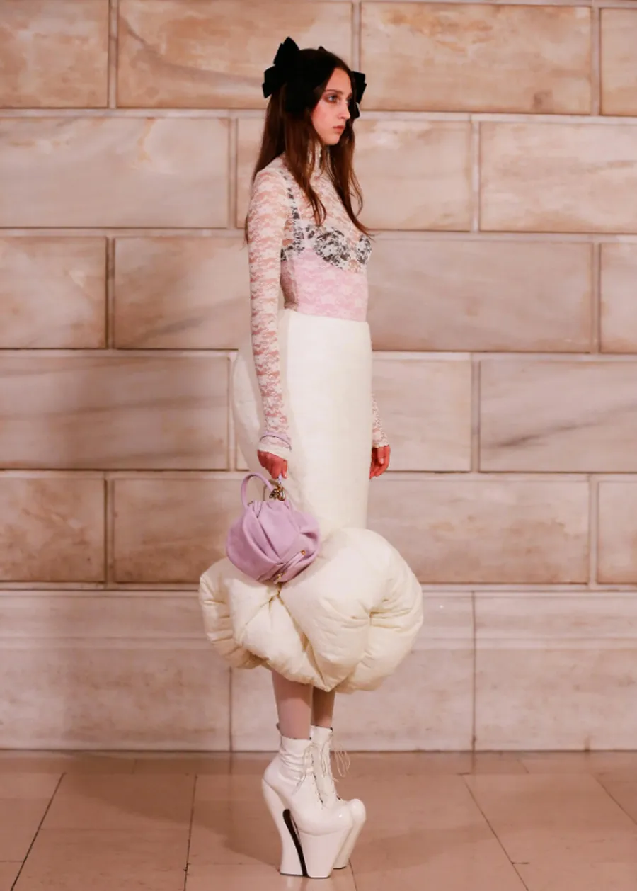 Marc Jacobs SS26: Búp Bê Gothic Lạc Lối Trong Cơn Lốc Tối Đa Chủ Nghĩa