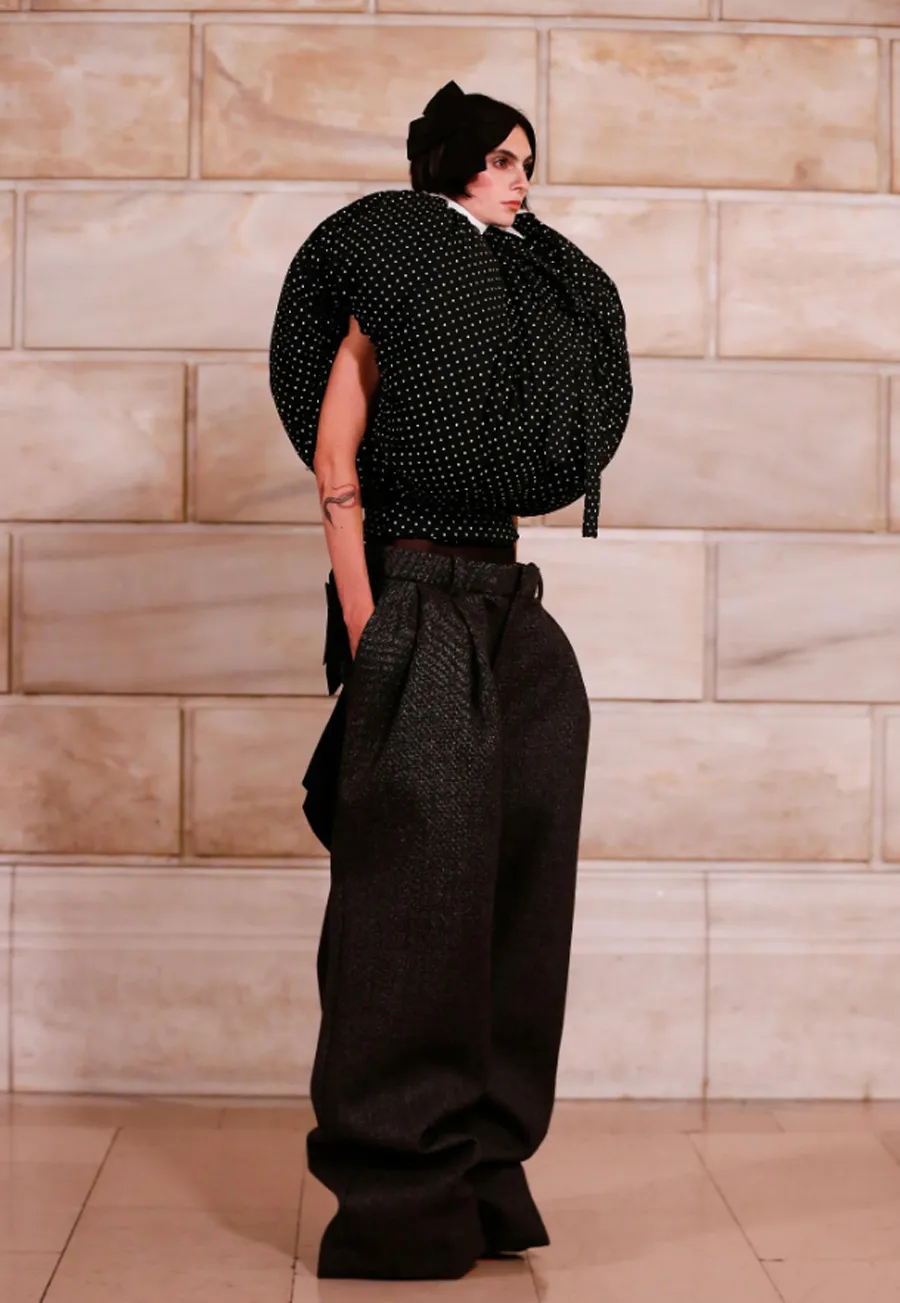 Marc Jacobs SS26: Búp Bê Gothic Lạc Lối Trong Cơn Lốc Tối Đa Chủ Nghĩa