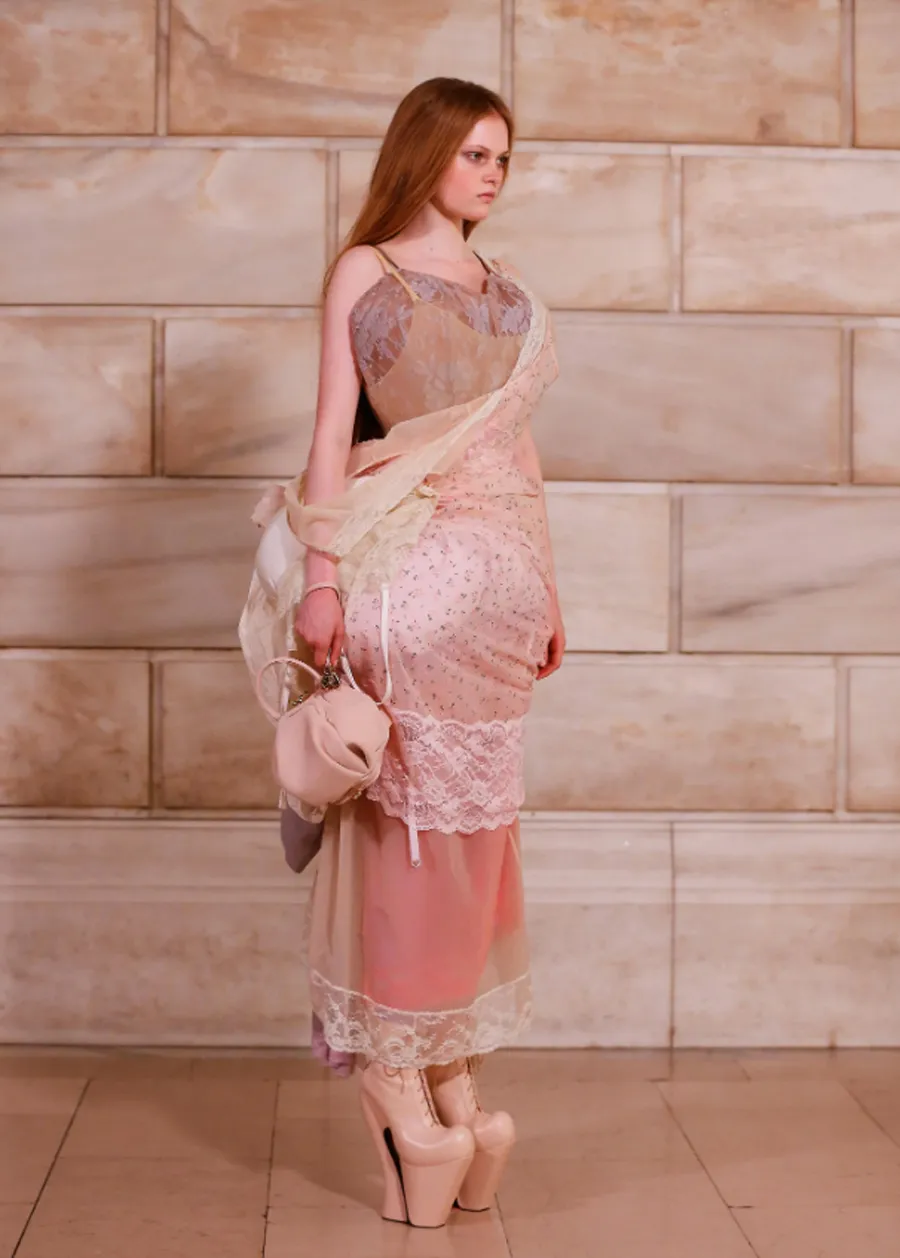 Marc Jacobs SS26: Búp Bê Gothic Lạc Lối Trong Cơn Lốc Tối Đa Chủ Nghĩa