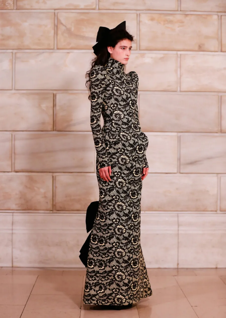 Marc Jacobs SS26: Búp Bê Gothic Lạc Lối Trong Cơn Lốc Tối Đa Chủ Nghĩa
