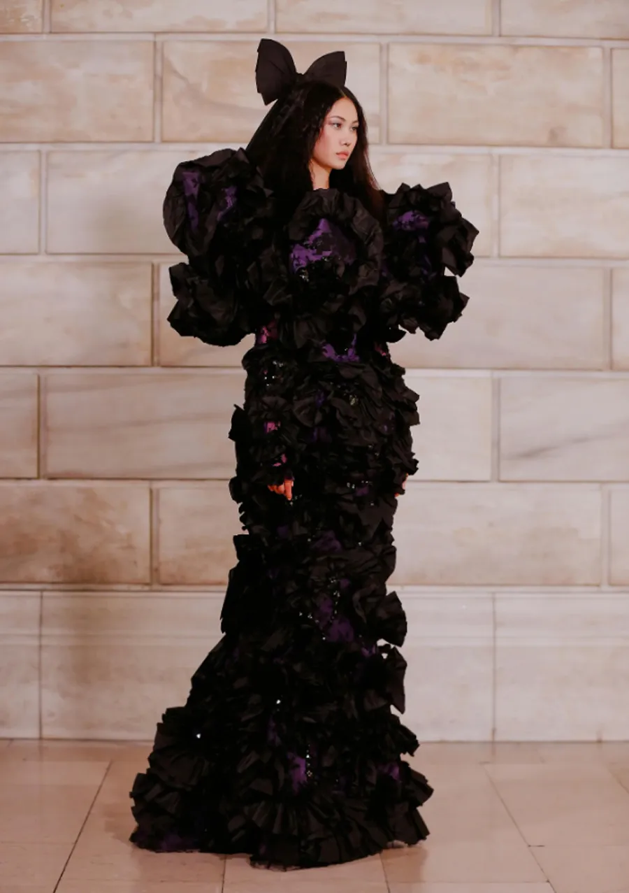 Marc Jacobs SS26: Búp Bê Gothic Lạc Lối Trong Cơn Lốc Tối Đa Chủ Nghĩa