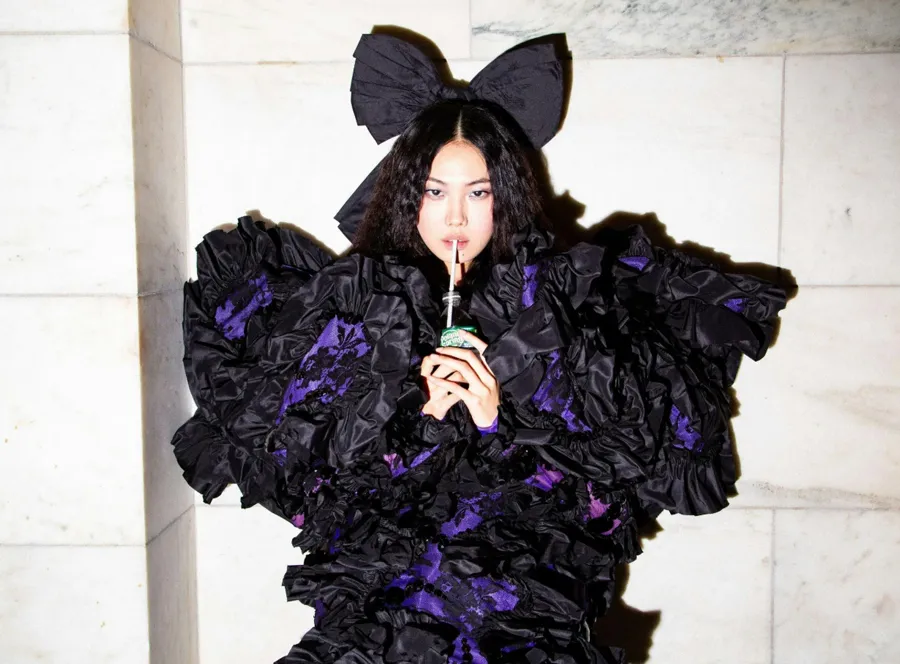 Marc Jacobs SS26: Búp Bê Gothic Lạc Lối Trong Cơn Lốc Tối Đa Chủ Nghĩa