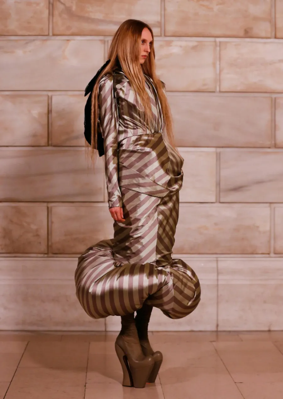 Marc Jacobs SS26: Búp Bê Gothic Lạc Lối Trong Cơn Lốc Tối Đa Chủ Nghĩa